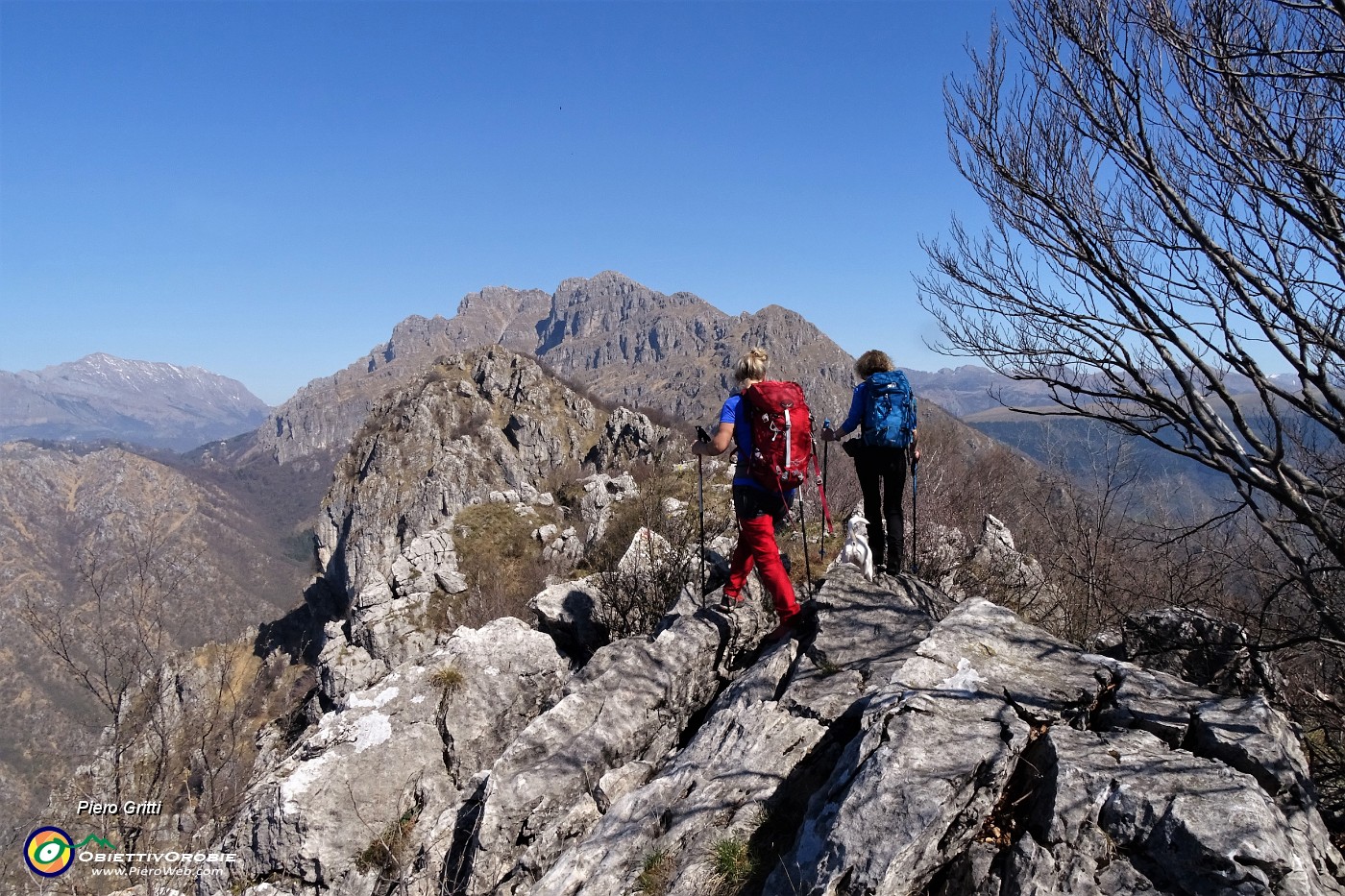 49 Avanti in cresta tra roccette per la terza cima, Corna Camozzera .JPG -                                